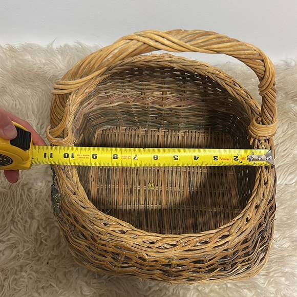 Super cute wicker basket with vine design on the sides - Picture 8 of 8